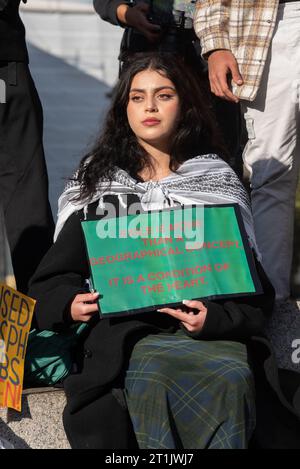 Westminster, Londres, Royaume-Uni. 14 octobre 2023. Une manifestation a lieu contre l'escalade de l'action militaire dans la bande de Gaza alors que le conflit entre Israël et le Hamas se poursuit. Organisés par des groupes tels que Palestine Solidarity Campaign et Stop the War Coalition, intitulés « manifestation nationale : Marche pour la Palestine » et avec des appels à « mettre fin à la violence » et à « mettre fin à l’apartheid », les manifestants se sont rassemblés devant la BBC à Portland place avant de se diriger vers Whitehall et Trafalgar Square Banque D'Images