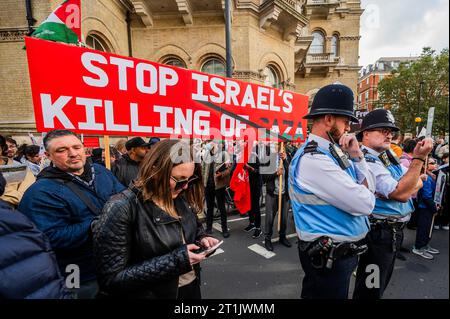Londres, Royaume-Uni. 14 octobre 2023. La marche se réunit près de la BBC - marche de protestation Palestine de Portland place à Whitehall. La foule nombreuse réagit à la dernière flambée de violence et à la réponse israélienne à Gaza. La manifestation a été organisée par la Palestine Solidarity Campaign UK et les amis d'Al Aqsa parmi beaucoup d'autres. Crédit : Guy Bell/Alamy Live News Banque D'Images
