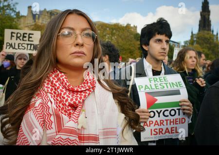 Édimbourg Écosse, Royaume-Uni 14 octobre 2023. Des centaines de personnes se rassemblent pour participer à la manifestation de la campagne de solidarité palestinienne à The Mound. crédit sst/alamy live news Banque D'Images