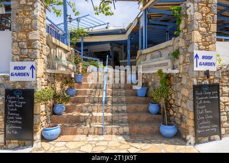 Kos, Grèce - 9 mai 2023 : Taverne dans le village de Zia sur l'île de Kos en Grèce Banque D'Images