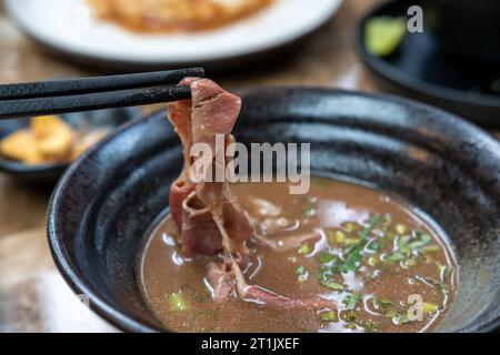 Nouilles thaïlandaises avec de la viande de wagyu en tranches rares dans une soupe de sang Banque D'Images