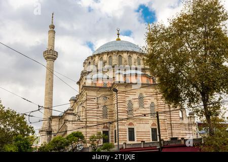 Mosquée Laleli dans le ciel nuageux, Istanbul, Turquie Banque D'Images