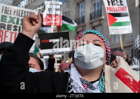 Le 14 octobre 2023, des milliers de personnes ont défilé à travers le centre de Londres pour exiger la fin des bombardements à Gaza. Banque D'Images