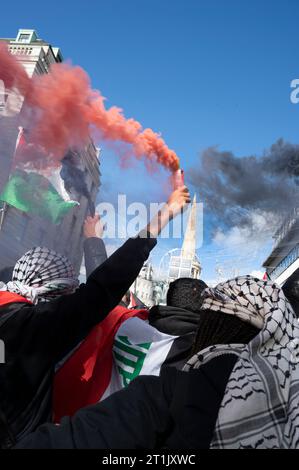 Le 14 octobre 2023, des milliers de personnes ont défilé à travers le centre de Londres pour exiger la fin des bombardements à Gaza. Banque D'Images