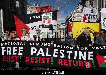 Le 14 octobre 2023, des milliers de personnes ont défilé à travers le centre de Londres pour exiger la fin des bombardements à Gaza. Banque D'Images