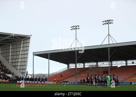 Les joueurs des deux équipes observent un moment de silence pour les victimes du conflit israélo-palestinien lors du match Sky Bet League One au Bloomfield Stadium, Blackpool. Date de la photo : Samedi 14 octobre 2023. Banque D'Images