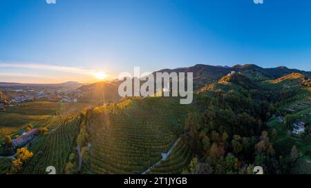 Vue aérienne des collines dans la région de Prosecco de Valdobbiadene Banque D'Images