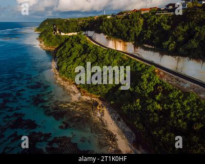 Panorama de la côte pittoresque avec océan tropical et route sur falaise à Bali. Vue aérienne Banque D'Images