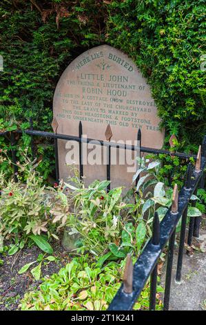 Une vue de la tombe de Little John où en 1780 James Shuttleworth affirme avoir découvert un os de cuisse mesurant 72,39 centimètres (28,50 po). Banque D'Images