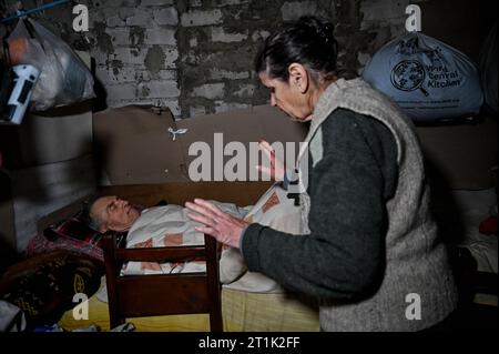 Ukraine. 12 octobre 2023. RÉGION DE DONETSK, UKRAINE - 12 OCTOBRE 2023 - les habitants du village de Velyka Novosilka, en première ligne, vivent dans le sous-sol de la maison, dans la région de Donetsk, dans l'est de l'Ukraine crédit : UKRINFORM/Alamy Live News Banque D'Images