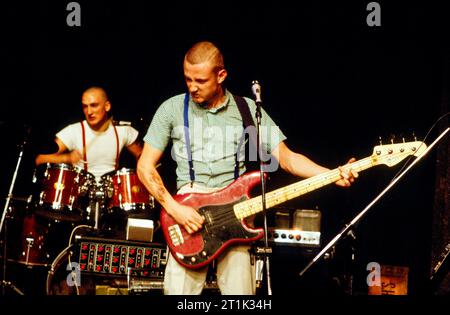 de gauche à droite : Dorian Healy (Landry), Peter Lovstrom (Swells) dans OI FOR ENGLAND par Trevor Griffiths au Theatre Upstairs, Royal court Theatre, Londres SW1 08/06/1982 paroles : Trevor Griffiths musique : Andy Roberts & le design du groupe : Chris Townsend éclairage : Robin Myerscough-Walker Directeur musical : Andy Roberts réalisateur : Antonia Bird Banque D'Images