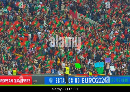 Porto, Portugal. 13 octobre 2023. Supporters portugais avec drapeaux lors de l'UEFA Euro 2024, qualifications européennes, Groupe J, match de football entre le Portugal et la Slovaquie le 13 octobre 2023 à l'Estadio do Dragao à Porto, Portugal - photo Jose Salgueiro/SPP (Jose Salgueiro/SPP) crédit : SPP Sport Press photo. /Alamy Live News Banque D'Images