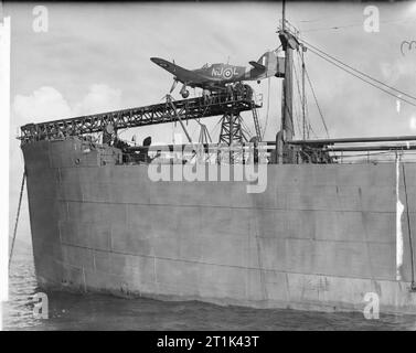 La Royal Navy pendant la Seconde Guerre mondiale d'un Hawker Sea Hurricane Mk IA sur la catapulte d'une catapulte CAM [marchand armé] Navire à Greenock. Banque D'Images