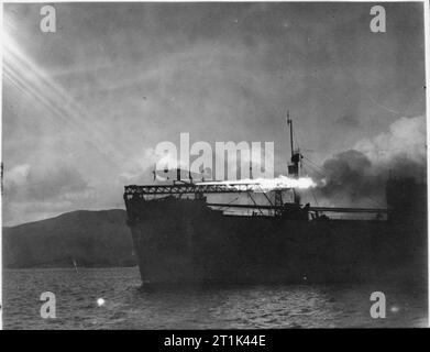 La Royal Navy pendant la Seconde Guerre mondiale Le Hawker Sea Hurricane d'être catapulté à partir de la catapulte marchand armé (CAM) navire à Greenock. Remarque la longue flamme de la rocket assistors. Banque D'Images