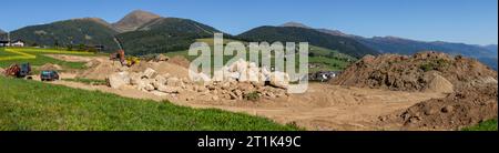 entrée chantier, allée du chantier. Pile de sable et de gravier pour la construction. matériaux calcaires pour l'industrie de la construction Banque D'Images