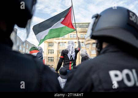 14 octobre 2023, Hesse, Francfort-sur-le-main : un participant à une manifestation pro-palestinienne agite un drapeau palestinien. Photo : Hannes P. Albert/dpa Banque D'Images