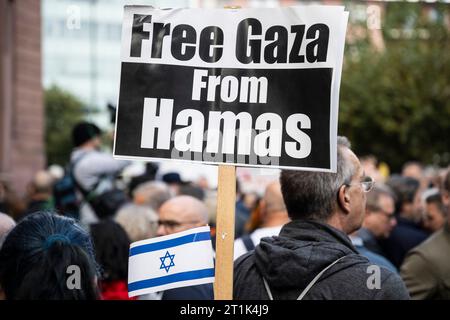 14 octobre 2023, Hesse, Francfort-sur-le-main : ''Libérez Gaza du Hamas'' est écrit sur le panneau d'un participant au rassemblement pro-israélien devant Paulskirche. Photo : Hannes P. Albert/dpa Banque D'Images