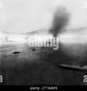 La deuxième action de la marine britannique au large de Narvik. 13 avril 1940, des photographies aériennes à partir d'un avion de la Fleet Air Arm. Le HMS Warspite en action avec trois destroyers britanniques au premier plan. Banque D'Images