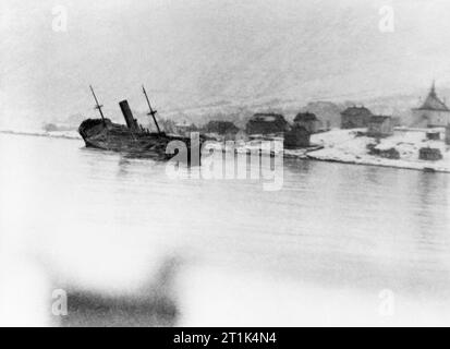 La deuxième action de la marine britannique au large de Narvik. 13 avril 1940. Transport BOKENHEIM allemand échoué dans le port de Narvik. Banque D'Images