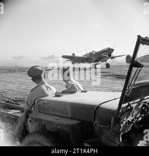 Royal Air Force- l'Italie, les Balkans et l'Europe du sud-est, 1942-1945. Regardez les officiers de l'armée de leur jeep comme Curtiss Kittyhawk Mark III du No 112 Squadron RAF décoller sur une sortie à Foggia, Italie. Banque D'Images