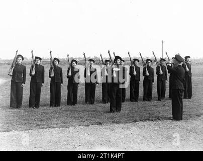 Le Women's Royal Naval Service pendant la Seconde Guerre mondiale Les Wrens garde de la défensive équipée de navires marchands, ont défilé à l'occasion du premier lord de l'Amirauté à la visite de Grimsby. Banque D'Images