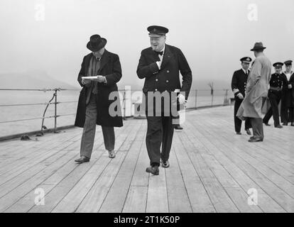 Winston Churchill et Lord Beaverbrook sur le HMS PRINCE DE GALLES Au cours de la Conférence de l'Atlantique avec le président Roosevelt, août 1941. Le premier ministre Winston Churchill, Lord Beaverbrook et laisser le HMS PRINCE DE GALLES à dire au revoir au président Roosevelt à bord du USS Augusta. Cette photo a été prise lors d'une série de réunions entre le président Roosevelt et le premier ministre Churchill à bord du HMS PRINCE OF WALES et l'USS Augusta dans l'Atlantique Nord au large de Terre-Neuve, 9 - 12 août 1941. Banque D'Images