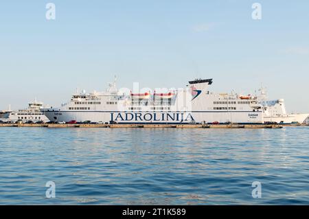 Split, Croatie - 23 avril 2023 : Port de ferry à Split avec Jadrolinija ferries reliant les îles croates Banque D'Images
