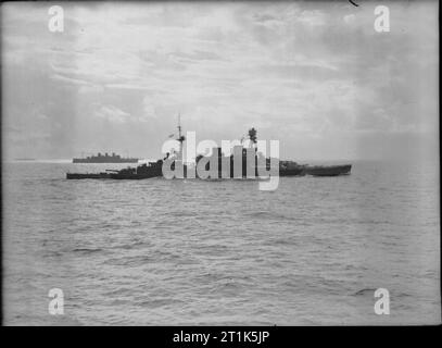 La Royal Navy pendant la Seconde Guerre mondiale, le cuirassé HMS Repulse, peint dans un modèle de camouflage dazzle, alors qu'il escortait le dernier convoi de troupes pour arriver à Singapour. Le navire a été coulé quelques jours plus tard avec grande perte de vie le 10 décembre 1941 par torpilles japonaises. Le naufrage, ainsi que celle du HMS PRINCE DE GALLES, a été une terrible coup dur pour le prestige britannique en Extrême-Orient. Banque D'Images