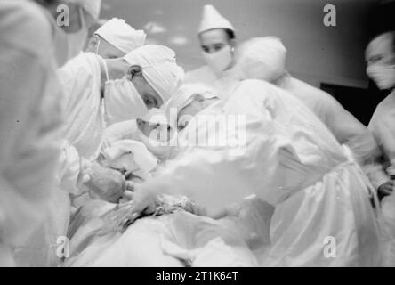 Services médicaux britanniques dans la Seconde Guerre mondiale en mer médecine chirurgie : en cours à bord du HMS Renown. Thomas Quinn, Marine de Glasgow exploité avec succès pour l'appendicite. Banque D'Images