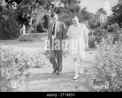 M. Wendell Willkie à Alexandrie. Au cours de sa tournée au Moyen-Orient M. Wendell Willkie a rencontré l'amiral Sir Henry Harwood, le général Maxwell et Pressiers. 6 septembre 1942. M. Wendell Willkie et l'amiral Sir Henry Harwood. Banque D'Images