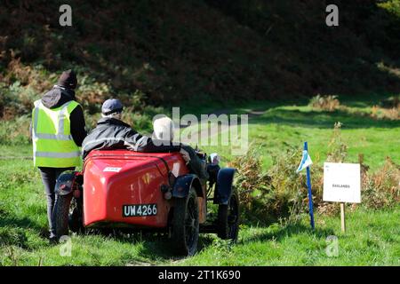 Badlands Farm, Kinnerton, Powys, pays de Galles, Royaume-Uni – Samedi 14 octobre 2023 – les concurrents attendent de partir dans une Austin 7 Ulster ( construite en 1929 ) sur le parcours hors route difficile du Vintage Sports car Club ( VSCC ) Welsh Trial sous un soleil d'automne glorieux dans le centre du pays de Galles. Photo Steven May / Alamy Live News Banque D'Images