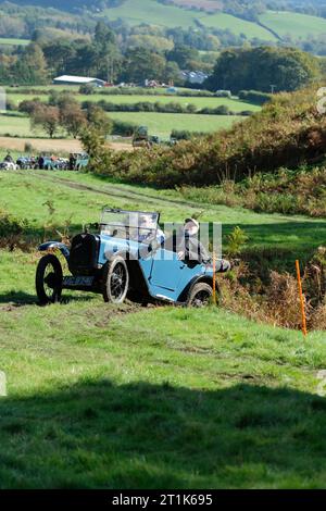 Badlands Farm, Kinnerton, Powys, pays de Galles, Royaume-Uni – Samedi 14 octobre 2023 – les concurrents conduisent une Austin 7 Chummy ( construite en 1928 ) sur le parcours hors route difficile du Vintage Sports car Club ( VSCC ) Welsh Trials sous un soleil d'automne glorieux dans le centre du pays de Galles. Photo Steven May / Alamy Live News Banque D'Images