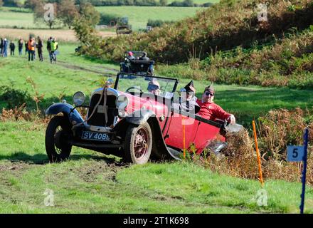 Badlands Farm, Kinnerton, Powys, pays de Galles, Royaume-Uni – Samedi 14 octobre 2023 – les concurrents conduisent une Ford Model A Pheaton ( construit en 1929 ) sur le parcours hors route difficile du Vintage Sports car Club ( VSCC ) Welsh Trials sous un soleil d'automne glorieux dans le centre du pays de Galles. Photo Steven May / Alamy Live News Banque D'Images