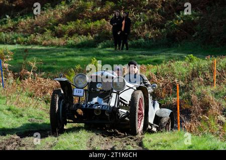 Badlands Farm, Kinnerton, Powys, pays de Galles, Royaume-Uni – Samedi 14 octobre 2023 – les concurrents conduisent une Riley 9 Tourer Special ( construit en 1930 ) sur le parcours hors route difficile du Vintage Sports car Club ( VSCC ) Welsh Trials sous un soleil d'automne glorieux dans le centre du pays de Galles. Photo Steven May / Alamy Live News Banque D'Images