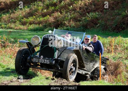 Badlands Farm, Kinnerton, Powys, pays de Galles, Royaume-Uni – Samedi 14 octobre 2023 – les concurrents conduisent une Chrysler 75 ( construite en 1929 ) sur le parcours hors route difficile du Vintage Sports car Club ( VSCC ) Welsh Trials sous un soleil d'automne glorieux dans le centre du pays de Galles. Photo Steven May / Alamy Live News Banque D'Images