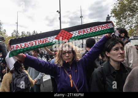 Saint Ouen, Paris, France. 14 octobre 2023. Une manifestation de soutien à la Palestine a lieu malgré l’interdiction du ministère de l’intérieur, place de la République à Paris. Quelques excès ont été commis à Paris. Au moins dix personnes ont été arrêtées. (Image de crédit : © Sadak Souici/ZUMA Press Wire) USAGE ÉDITORIAL SEULEMENT! Non destiné à UN USAGE commercial ! Banque D'Images