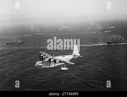 Un court bateau volant du Sunderland Mk I de l'escadron no 210 RAF basé à Oban en Écosse, patrouille sur un convoi de troupes canadien en route vers Greenock, le 31 juillet 1940. Sunderland Mark I, L2163 'Da-G', de la RAF de l'escadron no 210 basée à Oban, Argyll, passe devant le convoi de troupes canadien 6 (TC.6), tout en l'escortant à Greenock. Banque D'Images