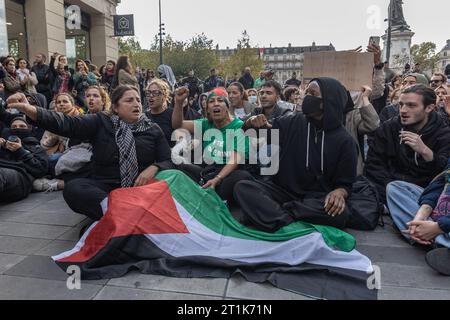 Saint Ouen, Paris, France. 14 octobre 2023. Une manifestation de soutien à la Palestine a lieu malgré l’interdiction du ministère de l’intérieur, place de la République à Paris. Quelques excès ont été commis à Paris. Au moins dix personnes ont été arrêtées. (Image de crédit : © Sadak Souici/ZUMA Press Wire) USAGE ÉDITORIAL SEULEMENT! Non destiné à UN USAGE commercial ! Banque D'Images