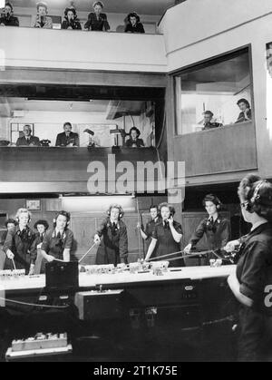 Guerre électronique et un radar de navigation et d'orientation 1939-1945 : La salle des opérations à 10, groupe fort, Corsham (Contrôleur : Sqdn Ldr Sharpe). Banque D'Images