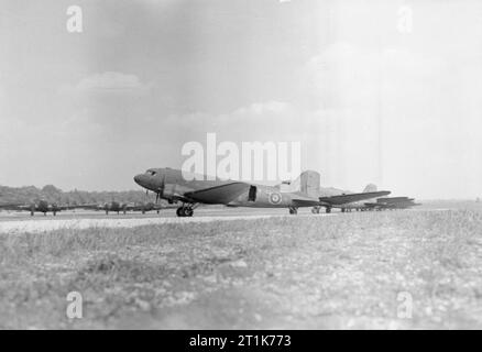 Royal Air Force - quartier général Allied Expeditionary Air Force, No. 38 Group RAF. Douglas Dakota Mark III (FZ695 ?I9-A?Nearest) du No. 575 Squadron RAF, se préparant pour un décollage continu à Broadwell, Oxfordshire, pour un exercice de largage de valise. Banque D'Images