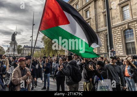 Saint Ouen, Paris, France. 14 octobre 2023. Une manifestation de soutien à la Palestine a lieu malgré l’interdiction du ministère de l’intérieur, place de la République à Paris. Quelques excès ont été commis à Paris. Au moins dix personnes ont été arrêtées. (Image de crédit : © Sadak Souici/ZUMA Press Wire) USAGE ÉDITORIAL SEULEMENT! Non destiné à UN USAGE commercial ! Banque D'Images