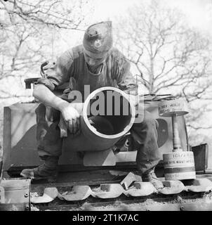 Le mortier Petard 29cm sur une AVENUE Churchill du 79th Escadron, 5th, Régiment d'assaut, Royal Engineers, sous le commandement de la 3rd Division d'infanterie, 29 avril 1944. Une bombe de 40lb peut être vue sur la droite. Le mortier Petard 29cm sur une AVENUE Churchill du 79th Escadron, 5th, Régiment d'assaut, Royal Engineers, sous le commandement de la 3rd Division d'infanterie, 29 avril 1944. Une bombe de 40lb peut être vue sur la droite. Banque D'Images