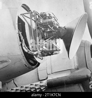 Royal Air Force Radar, 1939-1945. Radar d'interception aérienne : unité de balayage ai Mark VIIIA montée sur le nez d'un chasseur de nuit Bristol Beaufighter Mark vif. L'émetteur n'est pas illustré, mais a été fixé sur le plateau de montage sous le mécanisme du scanner. Fonctionnant à une fréquence de 3 GHz (10 centimètres de longueur d'onde) alimenté par le nouveau tube magnétron inventé par John Randall et Harry Boot à l'Université de Birmingham, au Royaume-Uni en 1940, ce fut le premier radar d'interception aérienne à micro-ondes, utilisé sur les avions de guerre britanniques pendant la guerre mondiale 2 à partir de la fin de 1941. Le développement du radar à micro-ondes a changé la donne f Banque D'Images