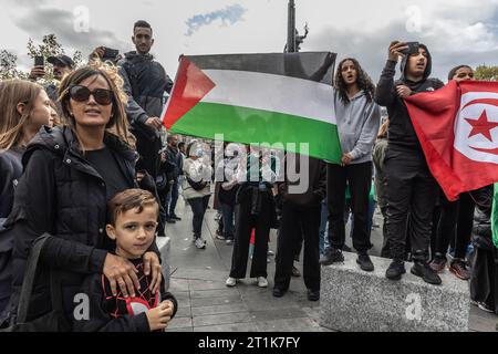 Saint Ouen, Paris, France. 14 octobre 2023. Une manifestation de soutien à la Palestine a lieu malgré l’interdiction du ministère de l’intérieur, place de la République à Paris. Quelques excès ont été commis à Paris. Au moins dix personnes ont été arrêtées. (Image de crédit : © Sadak Souici/ZUMA Press Wire) USAGE ÉDITORIAL SEULEMENT! Non destiné à UN USAGE commercial ! Banque D'Images