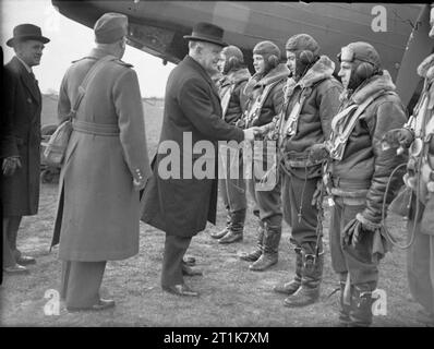 Royal Air Force Bomber Command, 1939-1940. W J Jordanie, le Haut Commissaire pour la Nouvelle-Zélande, l'équipage se réunit de la Nouvelle-Zélande Vol Wellington au cours d'une visite à Feltwell, Norfolk. Banque D'Images