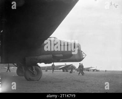 Royal Air Force Bomber Command, 1939-1940. Armstrong Whitworth Whitley Mark Vs de No 102 Squadron RAF en préparation pour un dépliant-dropping ('Nickelling') sortie à Driffield, Yorkshire. Banque D'Images