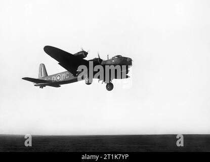 Royal Air Force Bomber Command, 1939-1941. Mark Stirling court I, N3641 &# 145;MG-D&# 146 ;, de l'escadron no 7 RAF à Oakington, Cambridgeshire. 7 escadron est la première unité à être équipés avec le type qui l'a reçue en août 1940. N3641 a été le septième avion de production. Banque D'Images