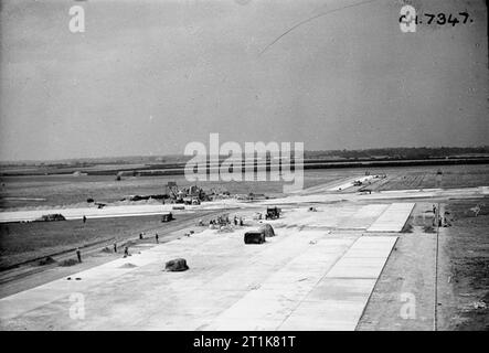 Royal Air Force Bomber Command, 1939-1941. Pistes concrètes en construction à Gaydon, Warwickshire, qui a ouvert ses portes comme un satellite de l'unité d'entraînement opérationnel n° 12 du 13 juin 1942. En septembre 1942, a été transféré à Gaydon n° 22 et l'OTU est devenue la base de son aile de formation jusqu'à la fin de la guerre. Banque D'Images