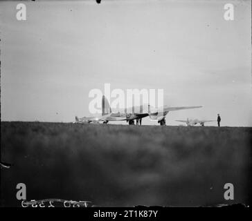 Royal Air Force Bomber Command, 1942-1945. De Havilland Mosquito B Mark IVs de No 105 Squadron RAF taxy pour la piste principale à Marham, Norfolk, pour un raid de nuit sur Berlin, Allemagne. Banque D'Images