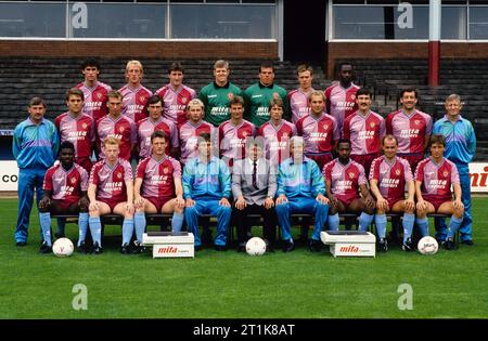 Équipe Aston Villa football Club saison 1988 - 1989, entraîneur Graham Taylor. Rangée arrière Martin Keown, Mark Lillis, Alan McInally, Nigel Spink, Lee Butler, Gareth Williams, Garry Thompson. Bobby Downes, David Hunt, David Platt, Warren Aspinall, Paul Birch, Andy Blair, Gordon Cowans, Neale Cooper, Derek Mountfield, Steve Sims, Jim Walker. Première rangée Tony Daley, Bernard Gallacher, Allan Evans, John Ward, Graham Taylor, Dave Richardson, Andy Gray, Chris Price, Stuart Gray. Banque D'Images